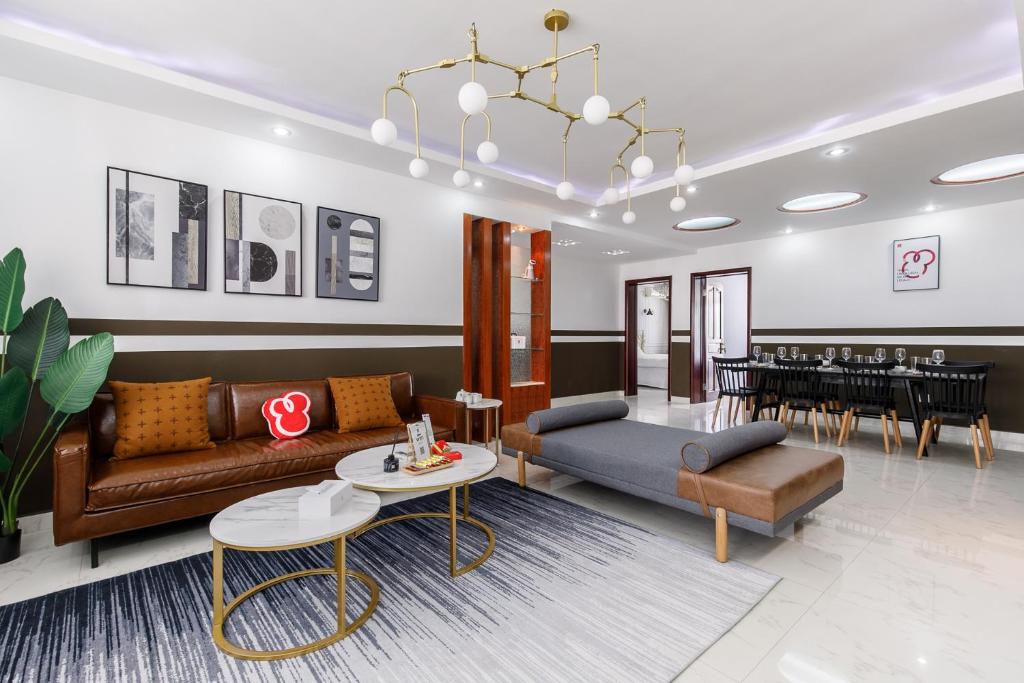 uma sala de estar com sofás e mesas e uma sala de jantar em Jinan Tianqiao District, Daming Lake, Luke Quality Apartment em Licheng