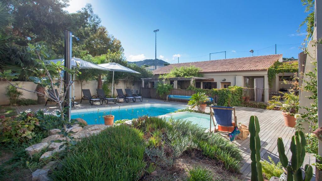 uma piscina num quintal com uma casa em Laniella location em Calvi