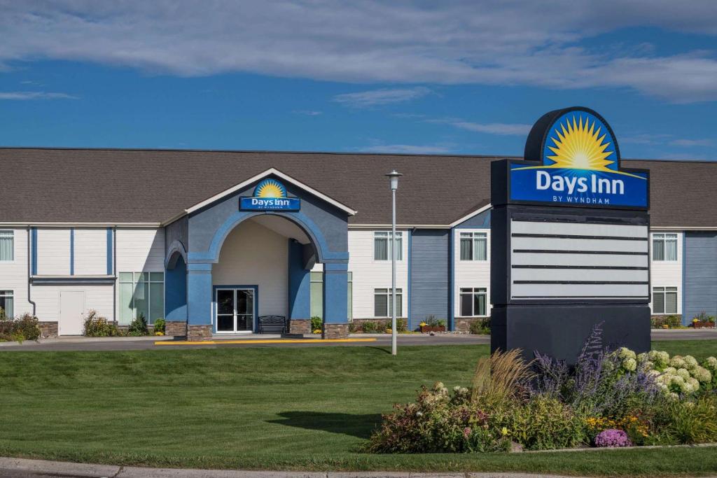 a day inn sign in front of a building at Days Inn by Wyndham Great Falls in Great Falls