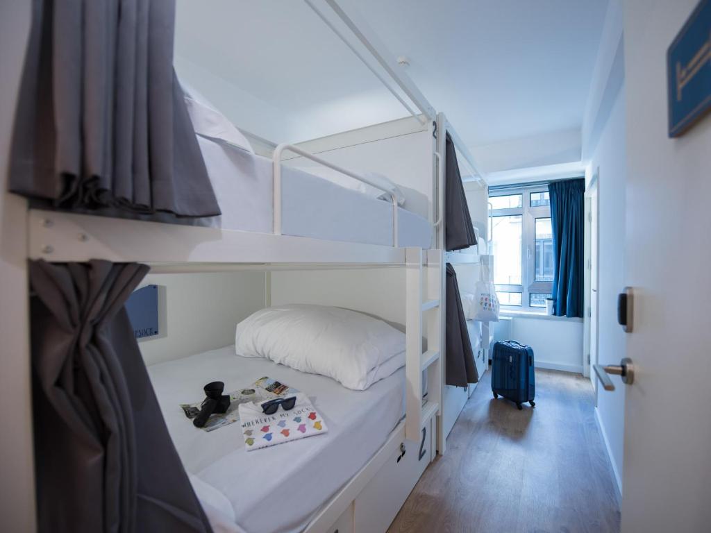 Voodi või voodid majutusasutuse room00 Lisboa Hostel toas