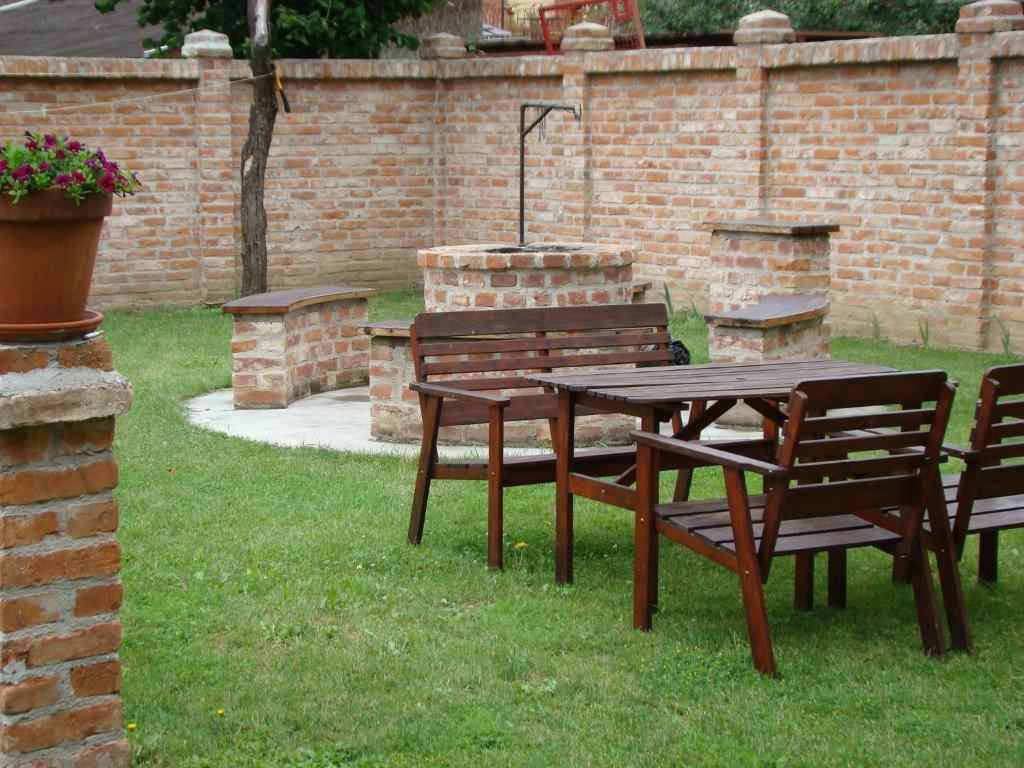 A garden outside Emanapartmanok Sárvár