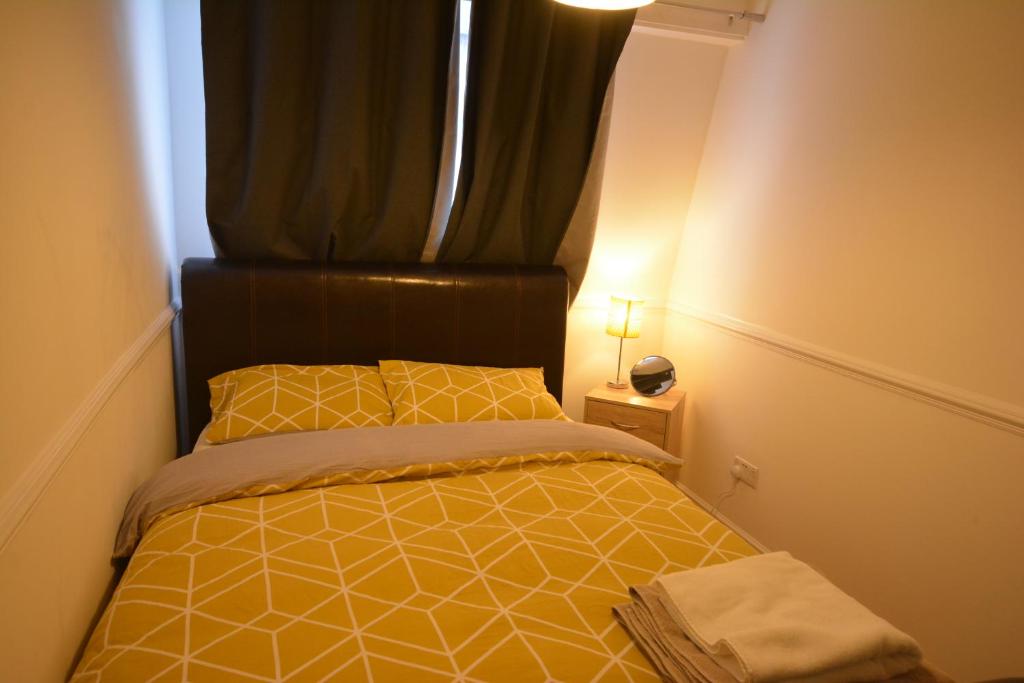 Cama en habitación pequeña con ventana en Five bedroom Townhouse Near Excel Exhibition Centre en Londres