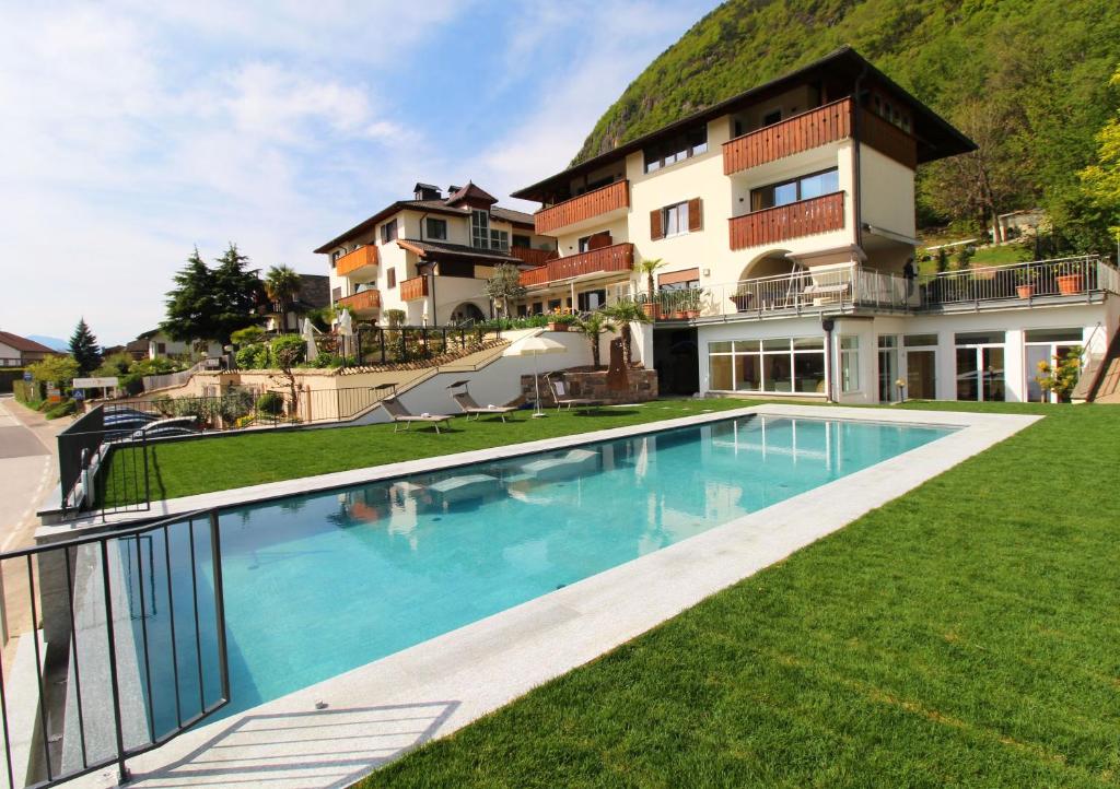 Bazén v ubytování Hotel Römerrast nebo v jeho okolí