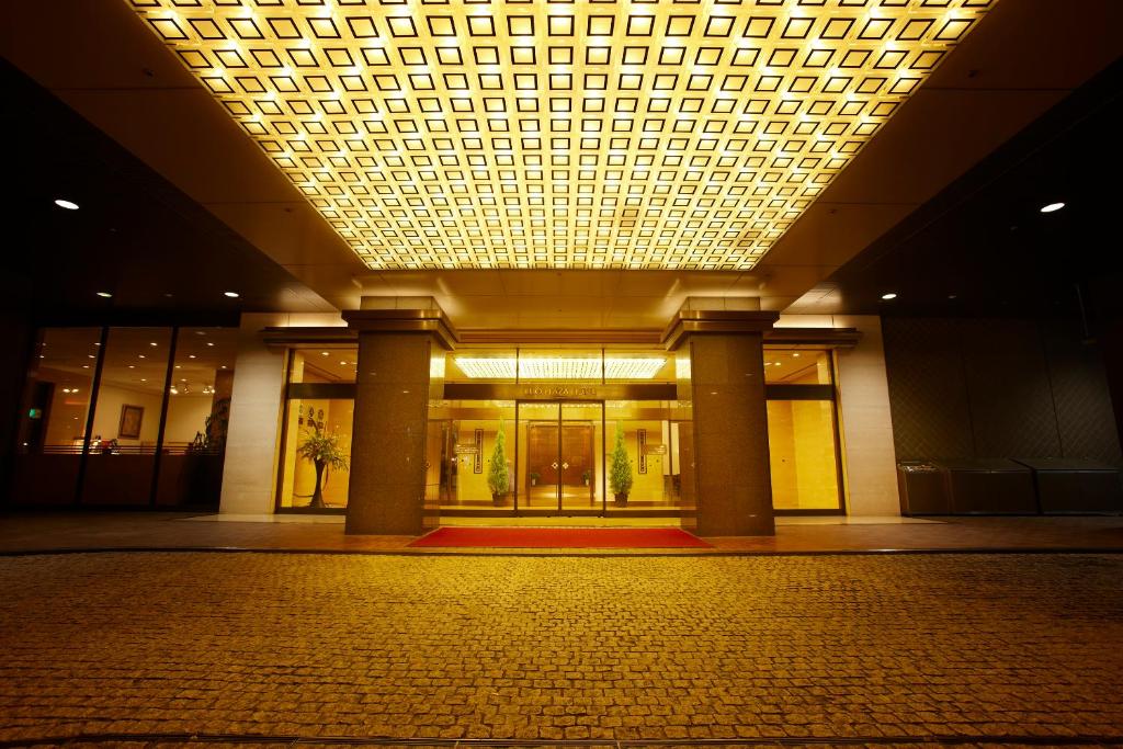 een groot gebouw met een groot plafond met verlichting bij Keio Plaza Hotel Hachioji in Hachioji