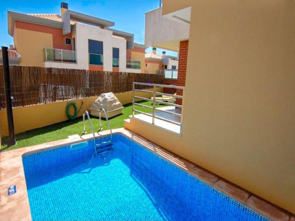 Bazén v ubytování V4, Villa Jardins Branqueira4 near Beach, Albufeira nebo v jeho okolí