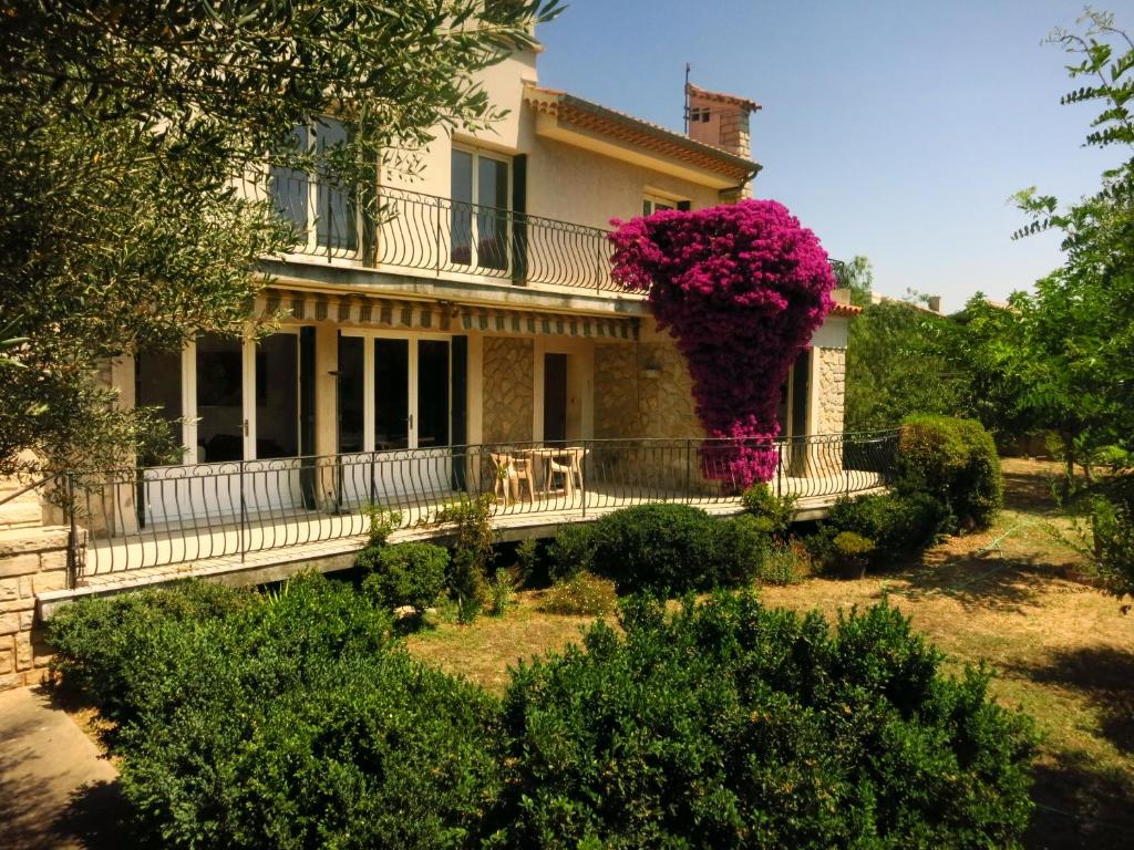 Κήπος έξω από το Maison lumineuse et spacieuse avec jardin arboré