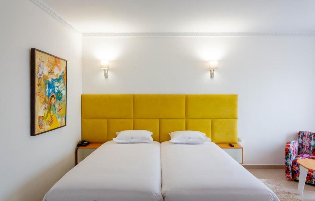 Postel nebo postele na pokoji v ubytování Hôtel Ibn Batouta
