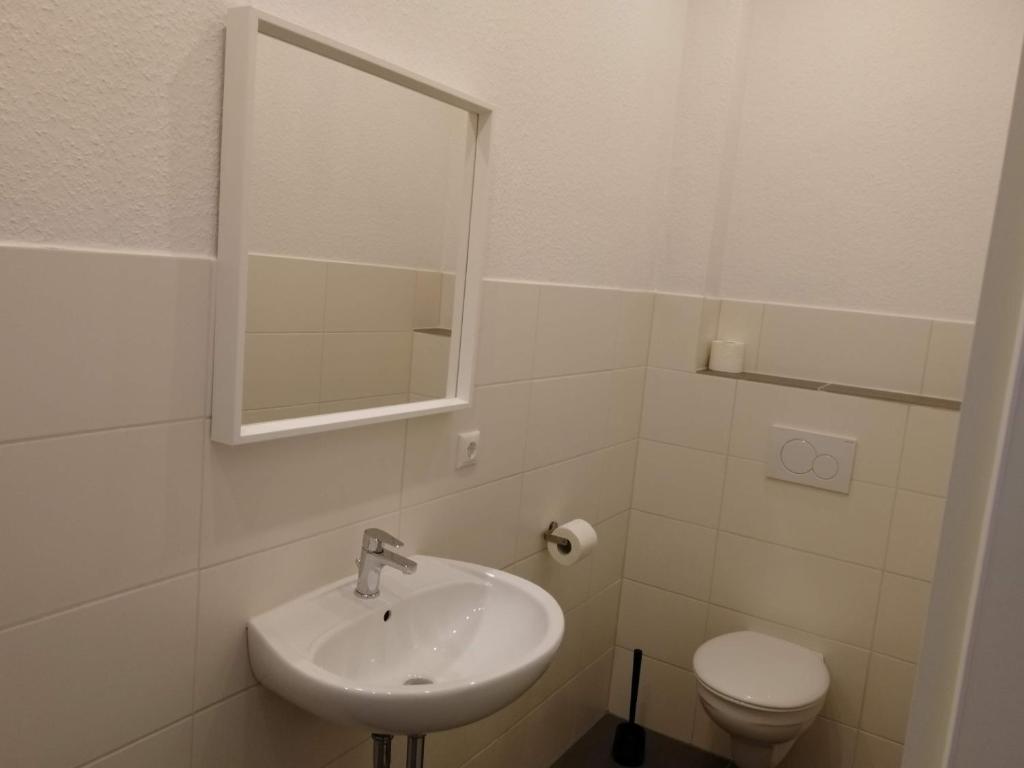 Koupelna v ubytování Haupthaus Möblierte Zimmer mit eigenem Bad