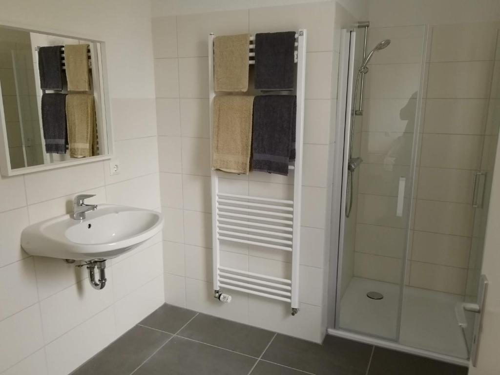 Koupelna v ubytování Haupthaus Möblierte Zimmer mit eigenem Bad