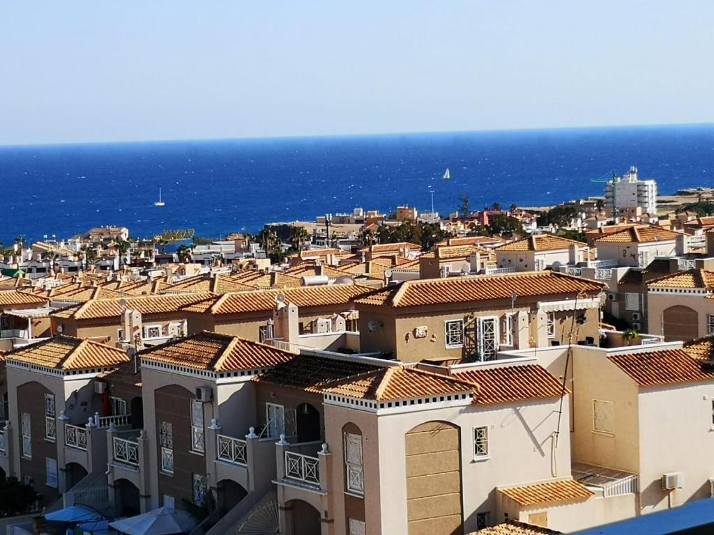 Blick auf eine Stadt mit Häusern und das Meer in der Unterkunft Alta Vista - apartamento con 2 dormitorios y vista al mar in Torrevieja