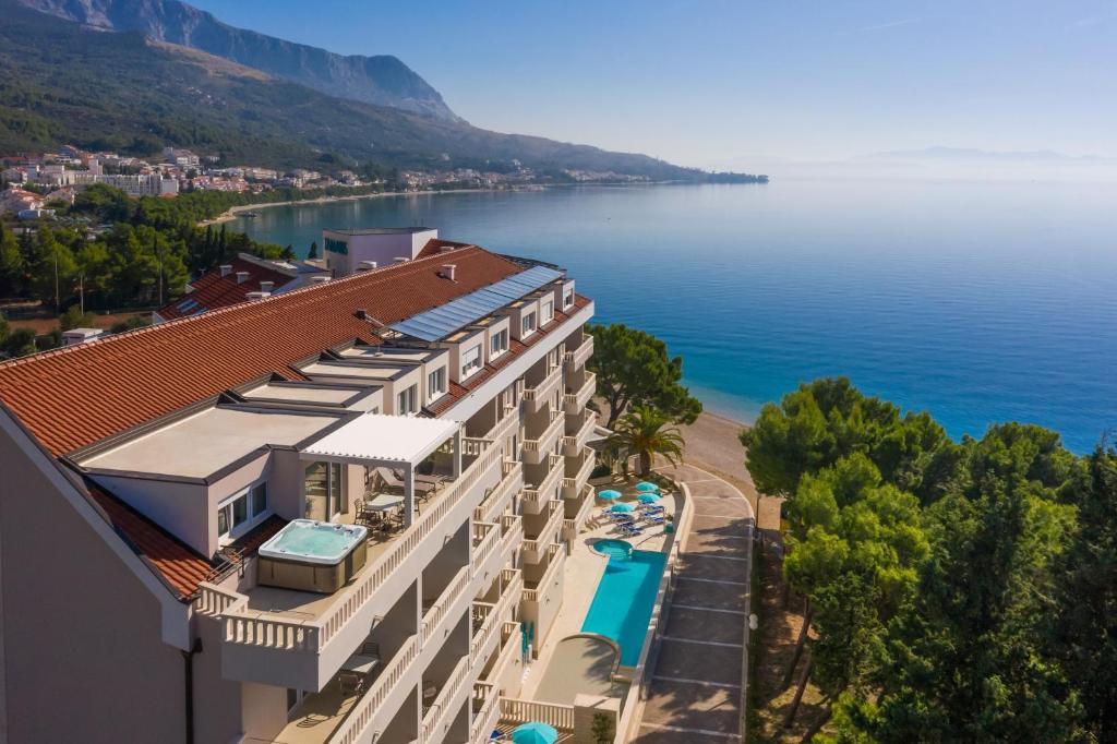 an aerial view of a hotel and the ocean at Hotel Tamaris in Tučepi