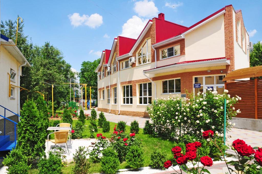 a garden in front of a house with roses at Golubaya Volna in Rostov on Don