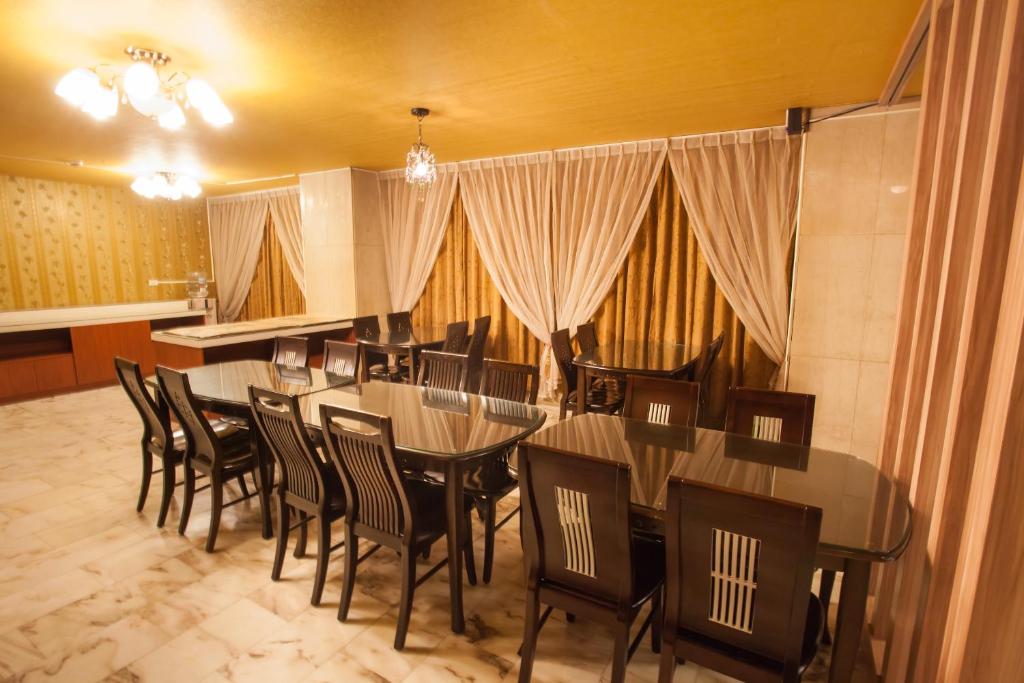 a dining room with a table and chairs at Gene Long Haiy Att Hotel in Chiayi City