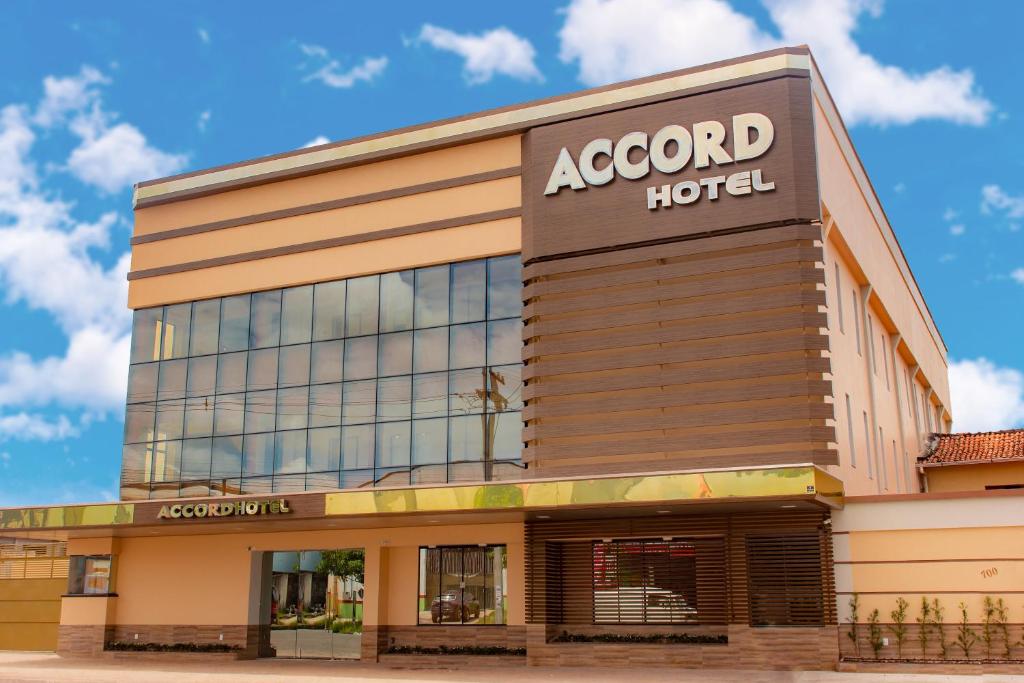 una tienda frente a un hotel acord en Accord Hotel en Castanhal