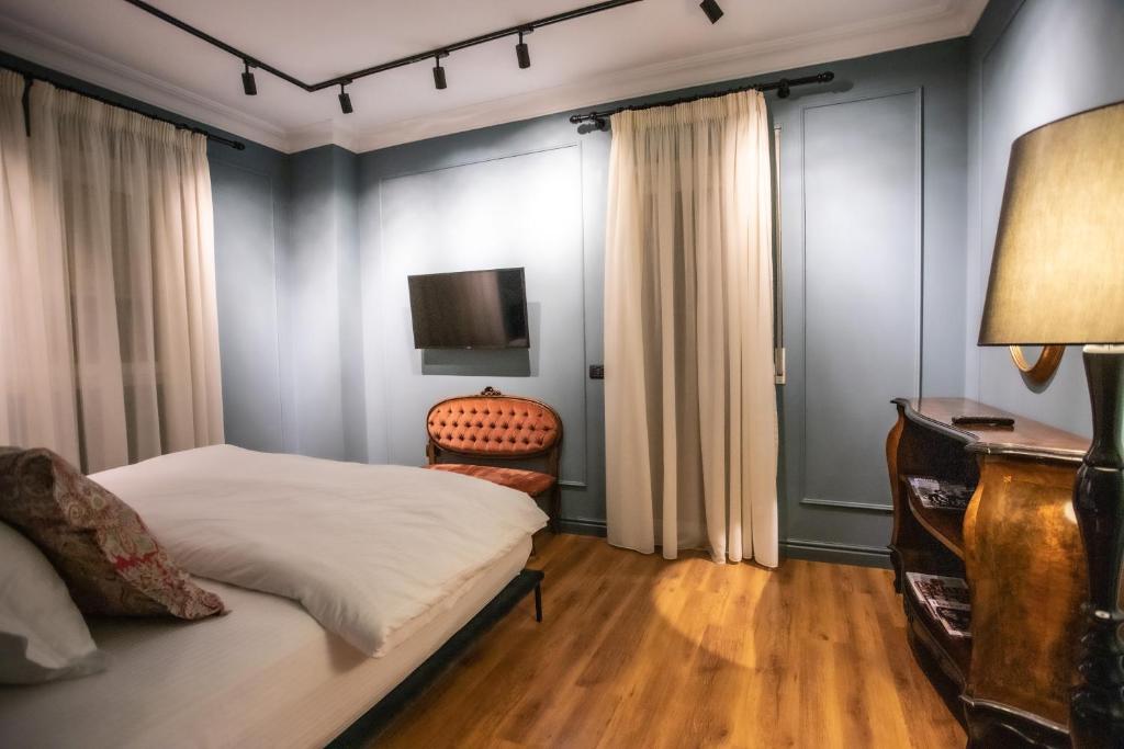 En eller flere senger på et rom på Mondial Hotel