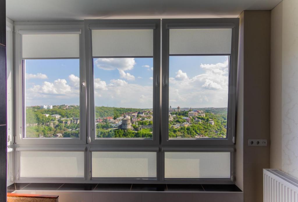 ein Fenster mit Stadtblick in der Unterkunft Rooms with Fortetsya View 2 in Kamjanez-Podilskyj
