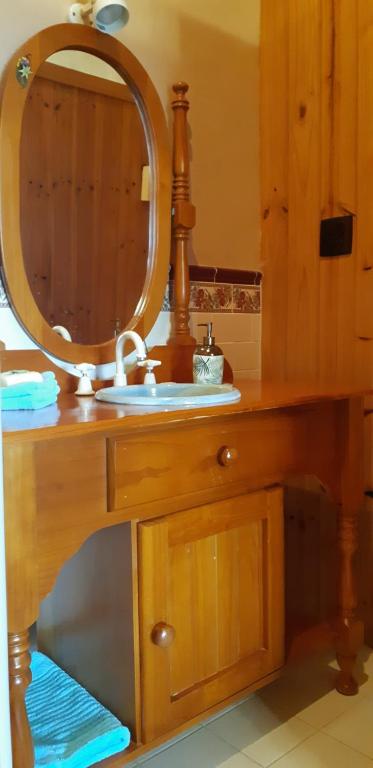 Mapleton Peaceful Provence BnB - Deluxe Queen Suite