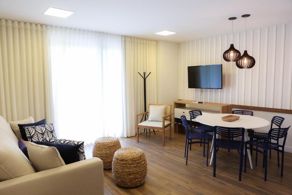 Uma TV ou centro de entretenimento em Hotel do Bosque ECO Resort