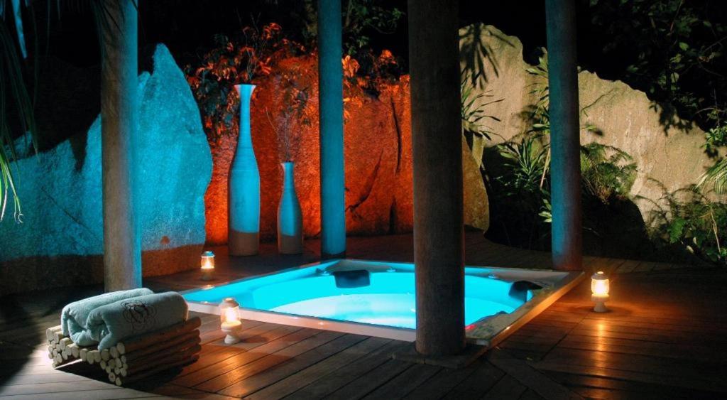 Bazén v ubytování Le Domaine de L'Orangeraie Resort and Spa nebo v jeho okolí