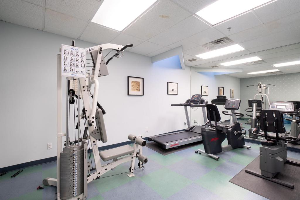 Fitness centrum a/nebo fitness zařízení v ubytování Ocean Promenade Hotel
