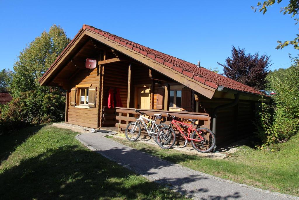 un par de bicicletas estacionadas frente a una casa en Romantikhütten 1 & 24, en Stamsried