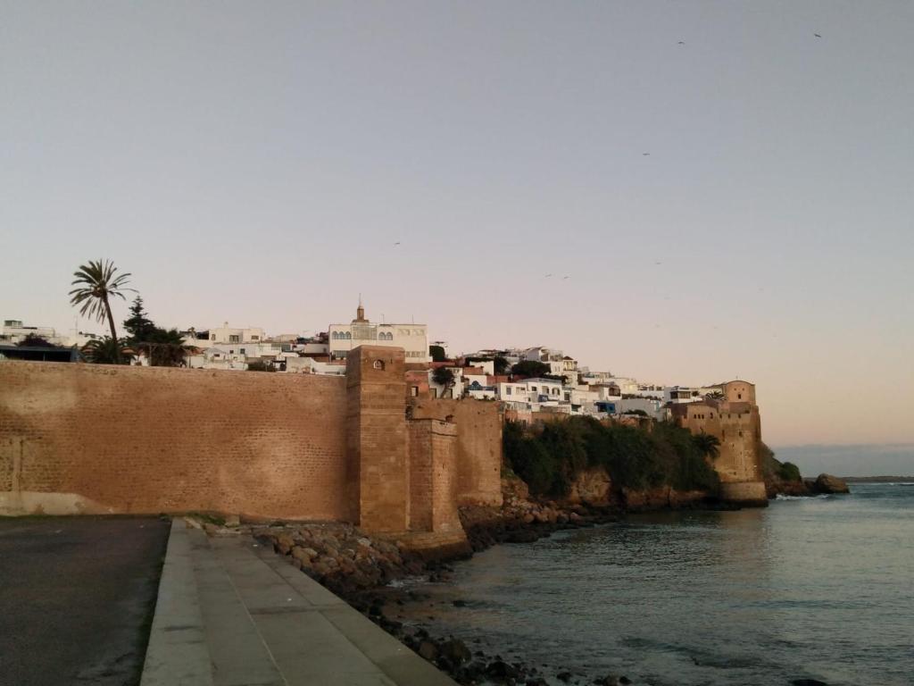 un grupo de edificios en una colina junto al agua en My house en Rabat
