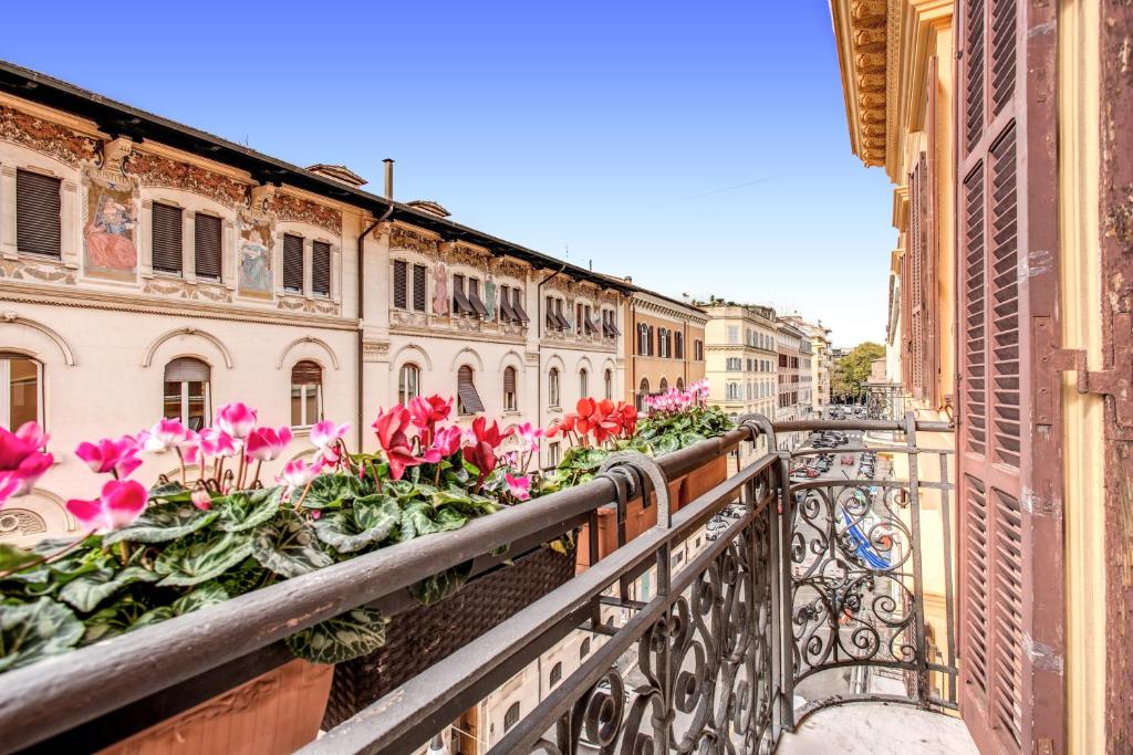 een balkon met bloemen in een stadsstraat bij Roma Boutique Hotel in Rome