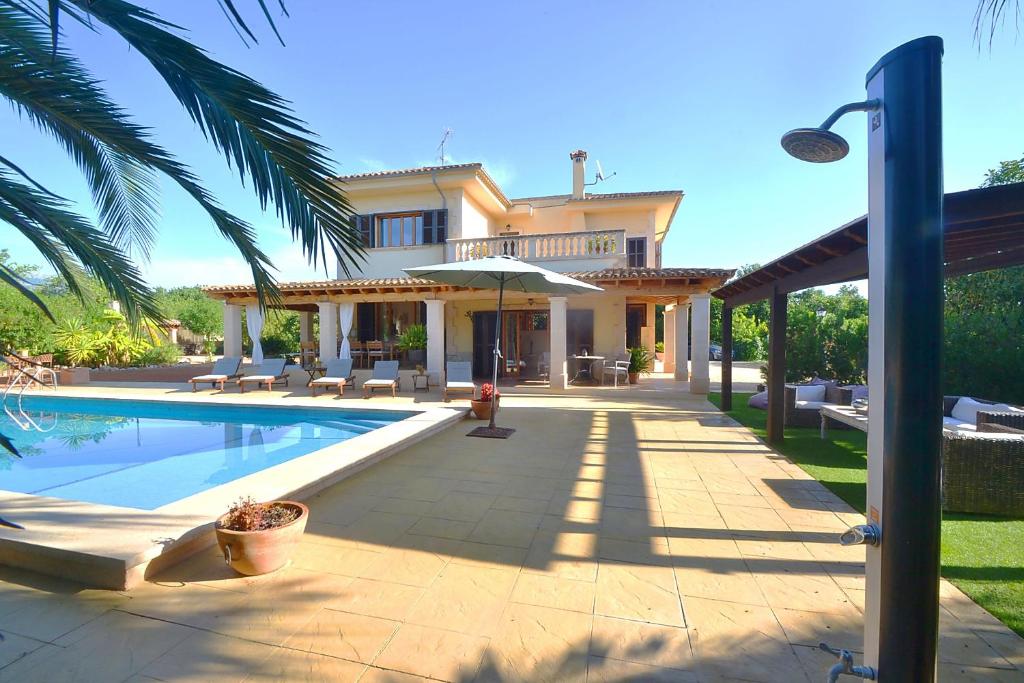 Bazén v ubytování Caricuao house nebo v jeho okolí