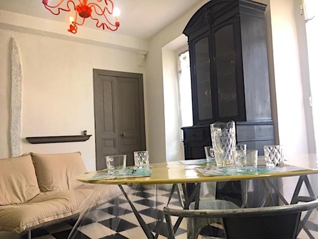 un salon avec une table et un canapé dans l'établissement Maison Julien 3, à Menton