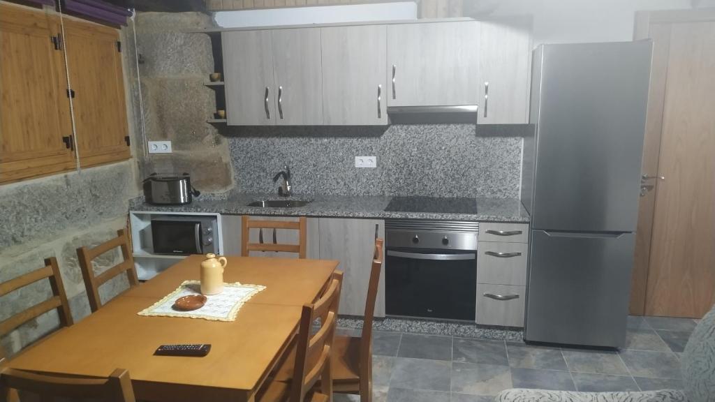 Kuchyň nebo kuchyňský kout v ubytování Casa Dos Fuelles