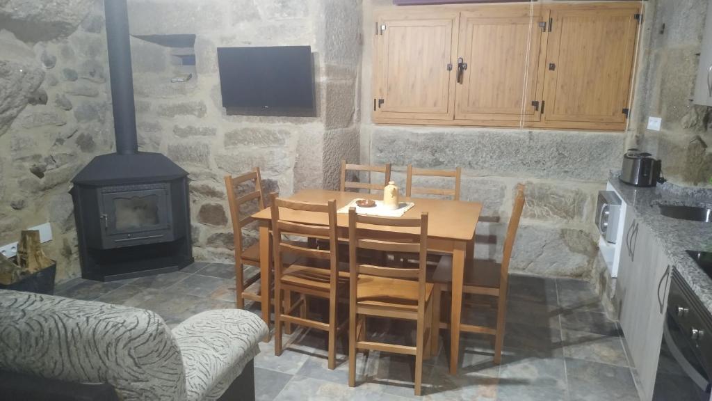 Kuchyň nebo kuchyňský kout v ubytování Casa Dos Fuelles