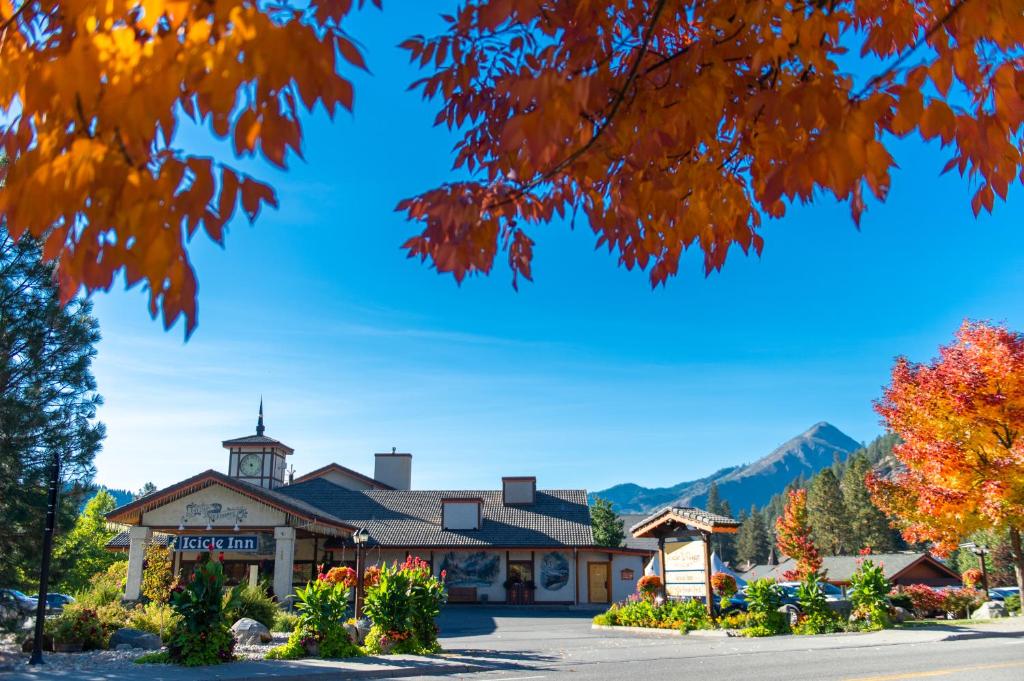 un bâtiment avec une montagne en arrière-plan dans l'établissement Icicle Village Resort, à Leavenworth