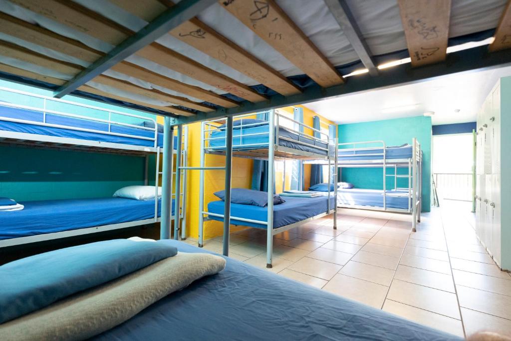 Postel nebo postele na pokoji v ubytování 1770 Beachside Backpacker