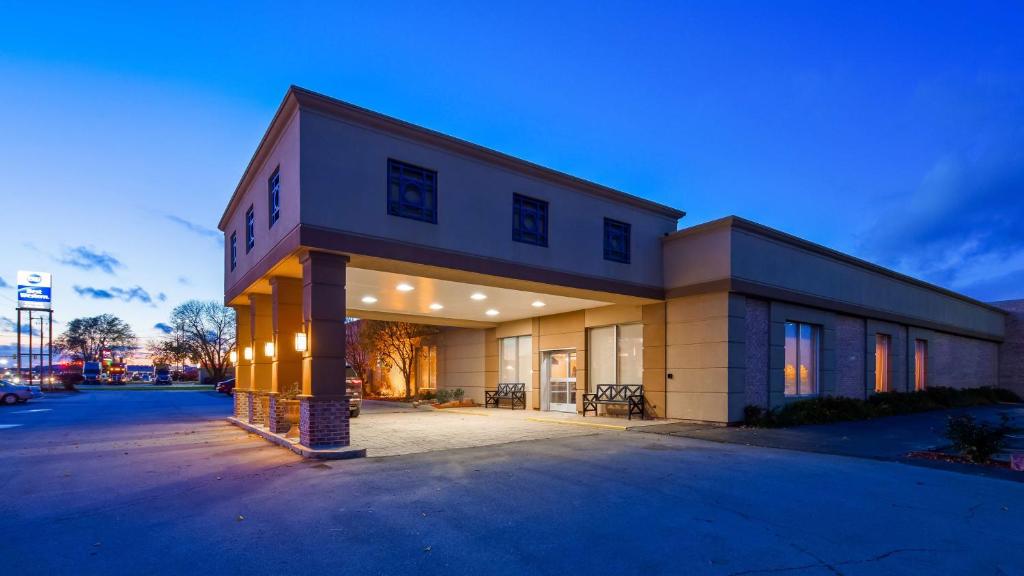 a large building with a parking lot in front of it at Best Western Crossroads of the Bluffs in Council Bluffs