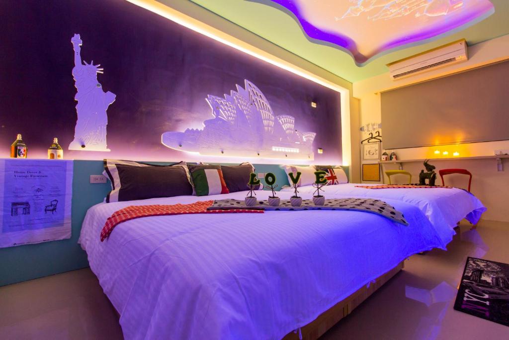 a bedroom with a large bed with a large purple ceiling at 宜蘭F1包棟 villa in Wujie