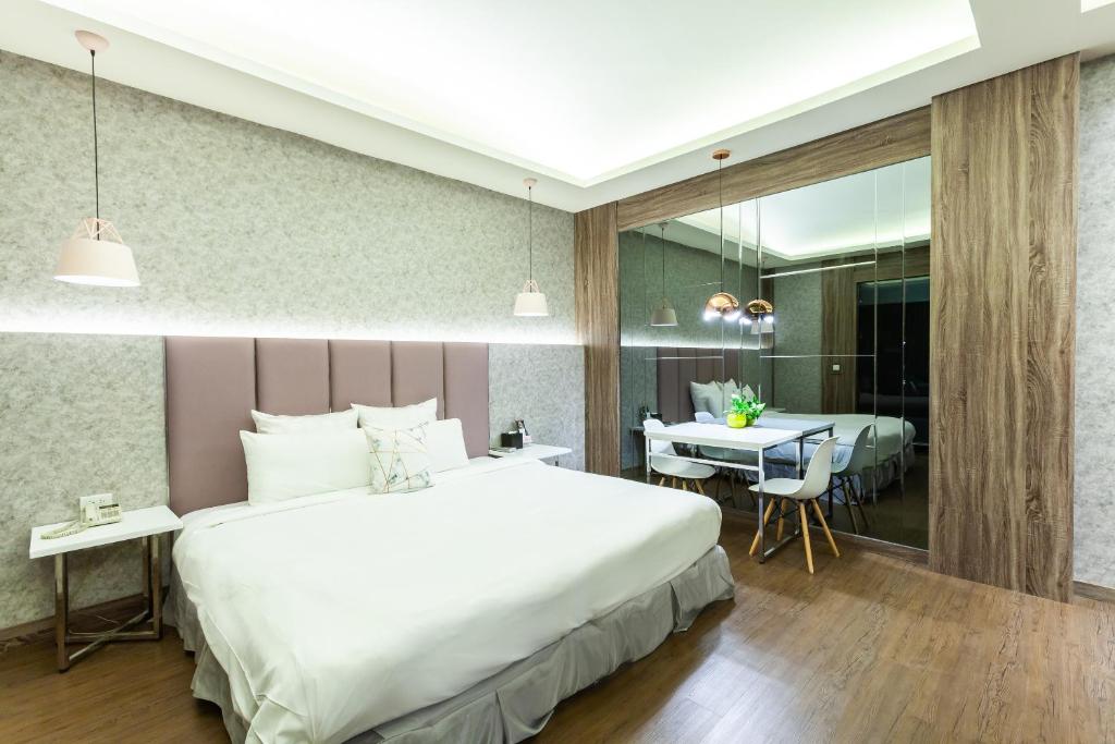 Postel nebo postele na pokoji v ubytování Six Star Motel-Zhongli