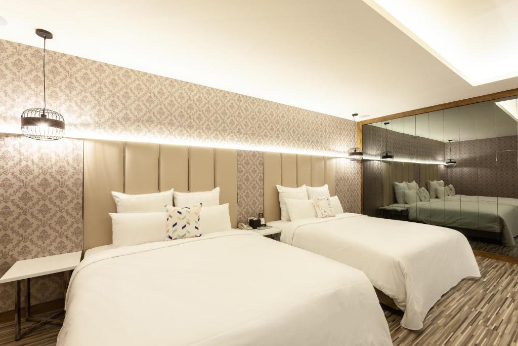 Postel nebo postele na pokoji v ubytování Six Star Motel-Zhongli
