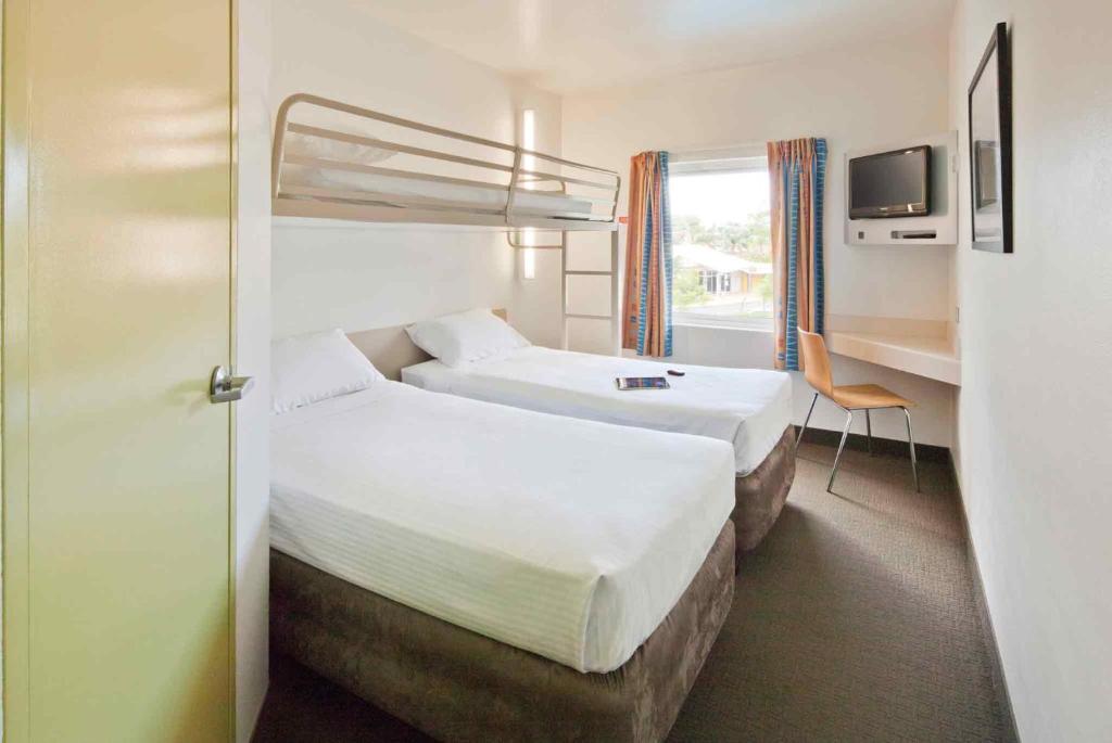 Postel nebo postele na pokoji v ubytování ibis Budget Coffs Harbour