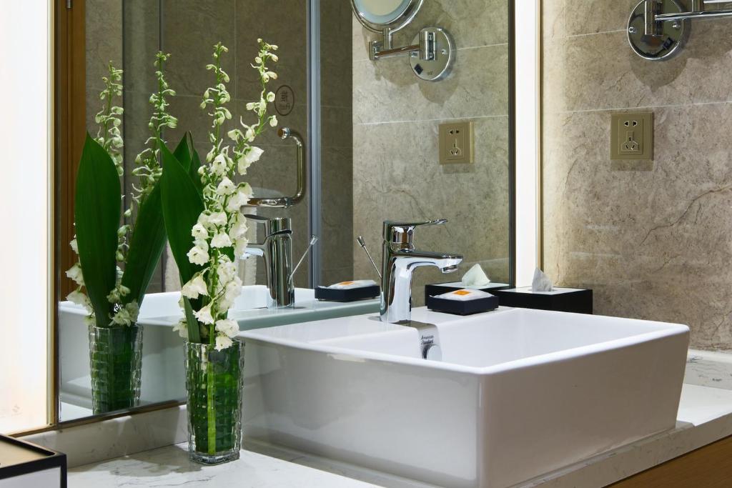 Ένα μπάνιο στο The Qube Hotel Shanghai Sanjiagang - Offer Pudong International Airport and Disney shuttle