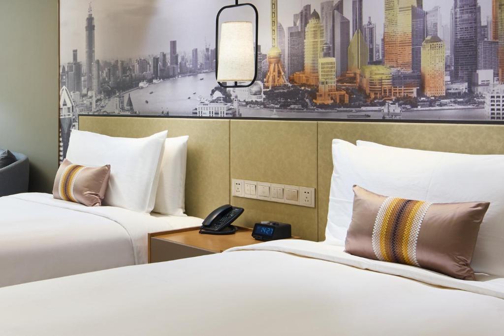 Ένα ή περισσότερα κρεβάτια σε δωμάτιο στο The Qube Hotel Shanghai Sanjiagang - Offer Pudong International Airport and Disney shuttle