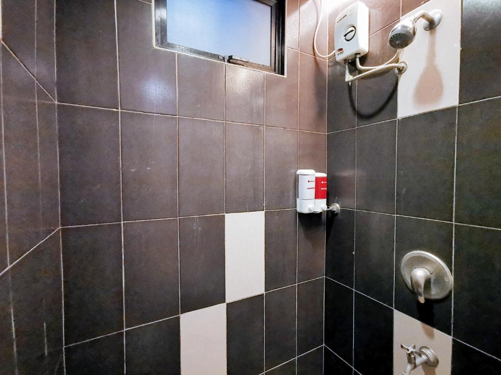 Koupelna v ubytování RedDoorz Plus near Robinsons Place Gensan