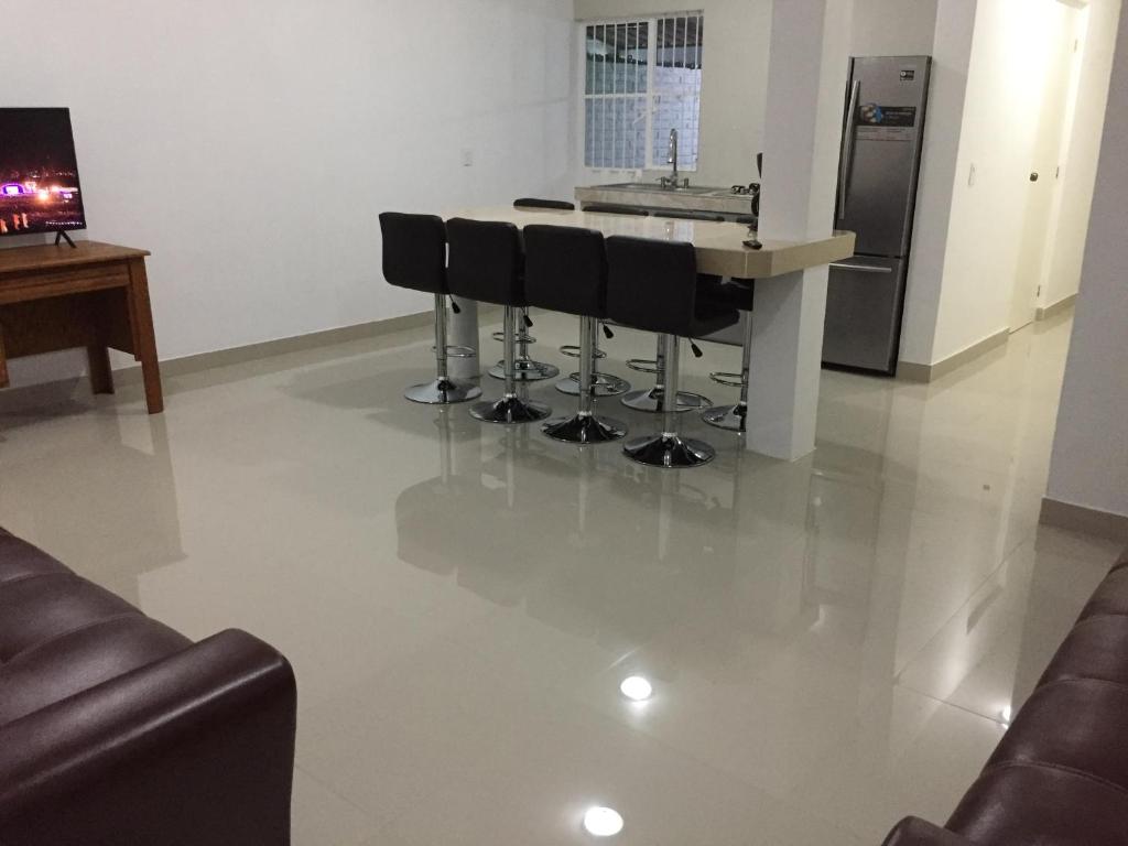 O bucătărie sau chicinetă la Linda casa 12 Malecon Central Park Acuario
