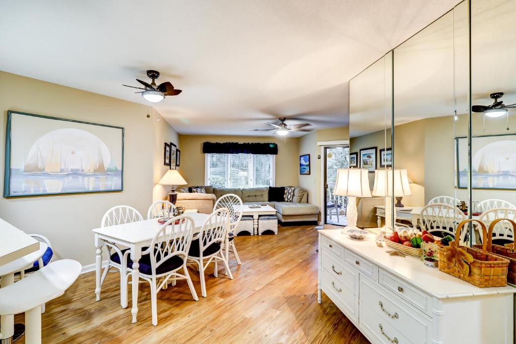Una cocina y una sala de estar con mesa y sillas. en Colonnade Club 147, en Hilton Head Island
