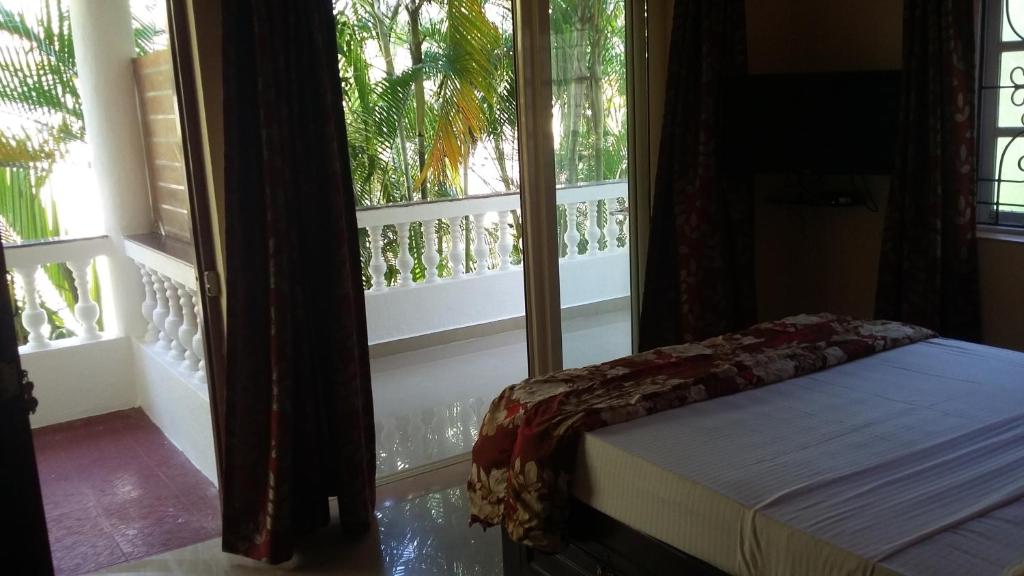 um quarto com uma cama e uma janela em Victoria Villa em Sinquerim