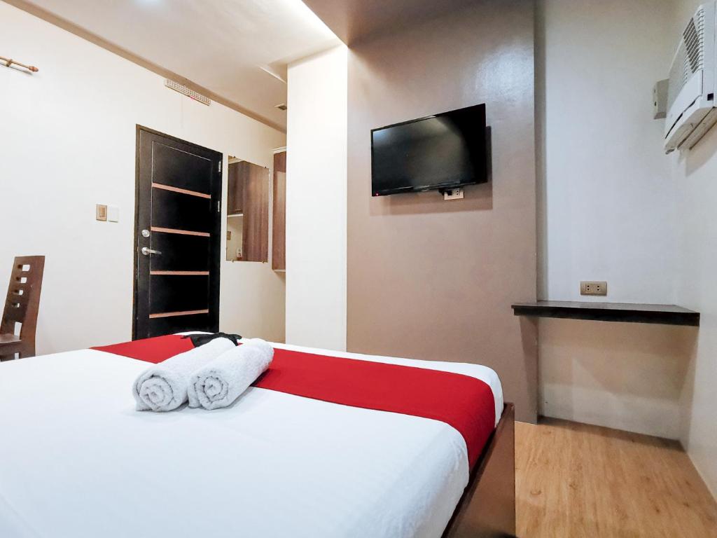 Postel nebo postele na pokoji v ubytování RedDoorz Plus near Robinsons Place Gensan