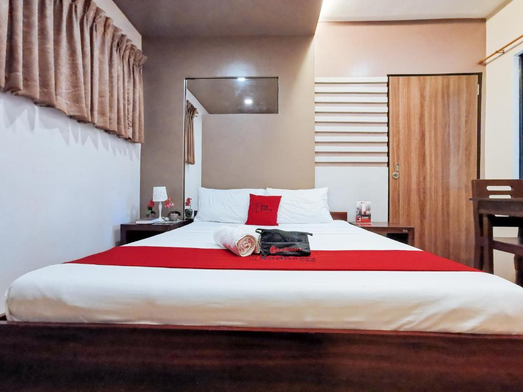 Postel nebo postele na pokoji v ubytování RedDoorz Plus near Robinsons Place Gensan