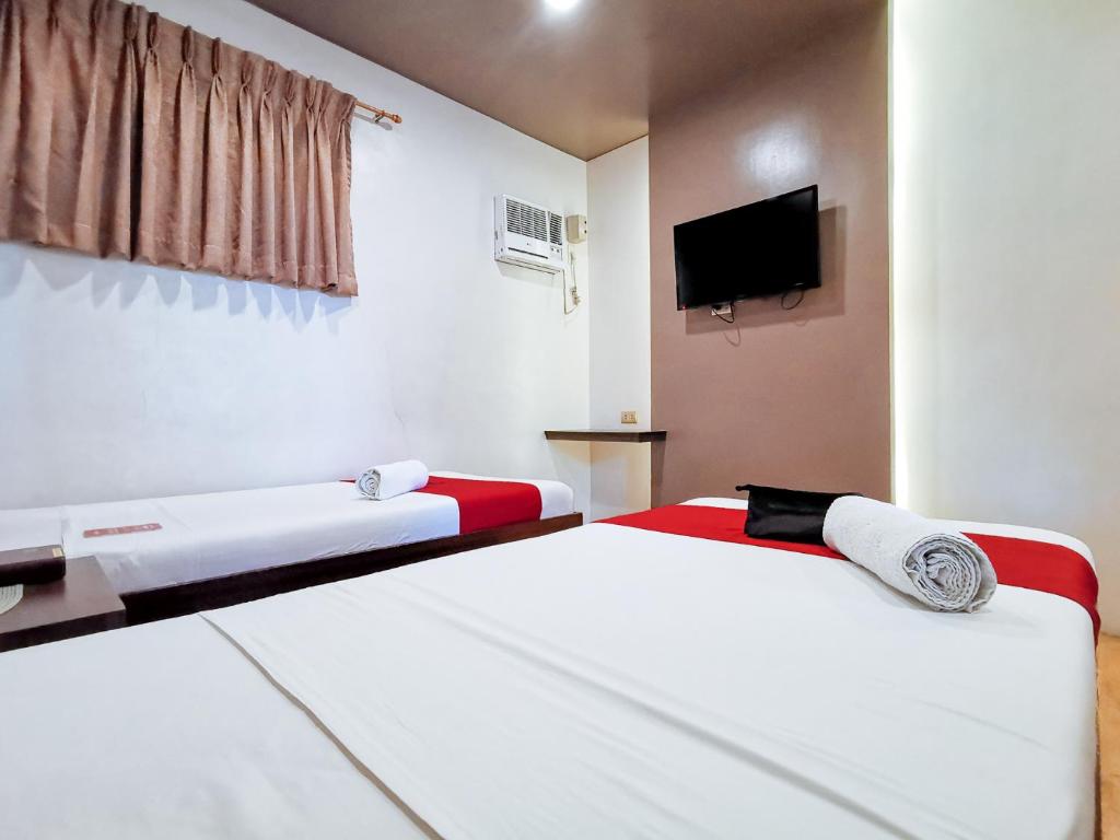 TV a/nebo společenská místnost v ubytování RedDoorz Plus near Robinsons Place Gensan
