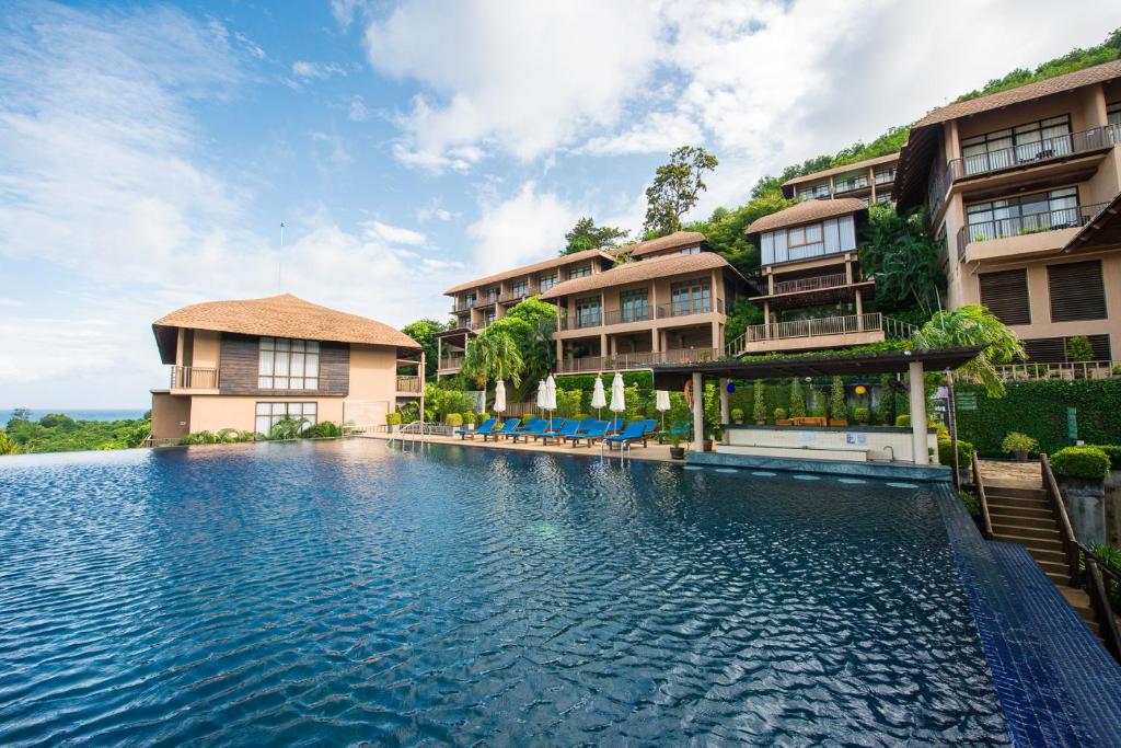 Karon Phunaka Resort tesisinde veya buraya yakın yüzme havuzu