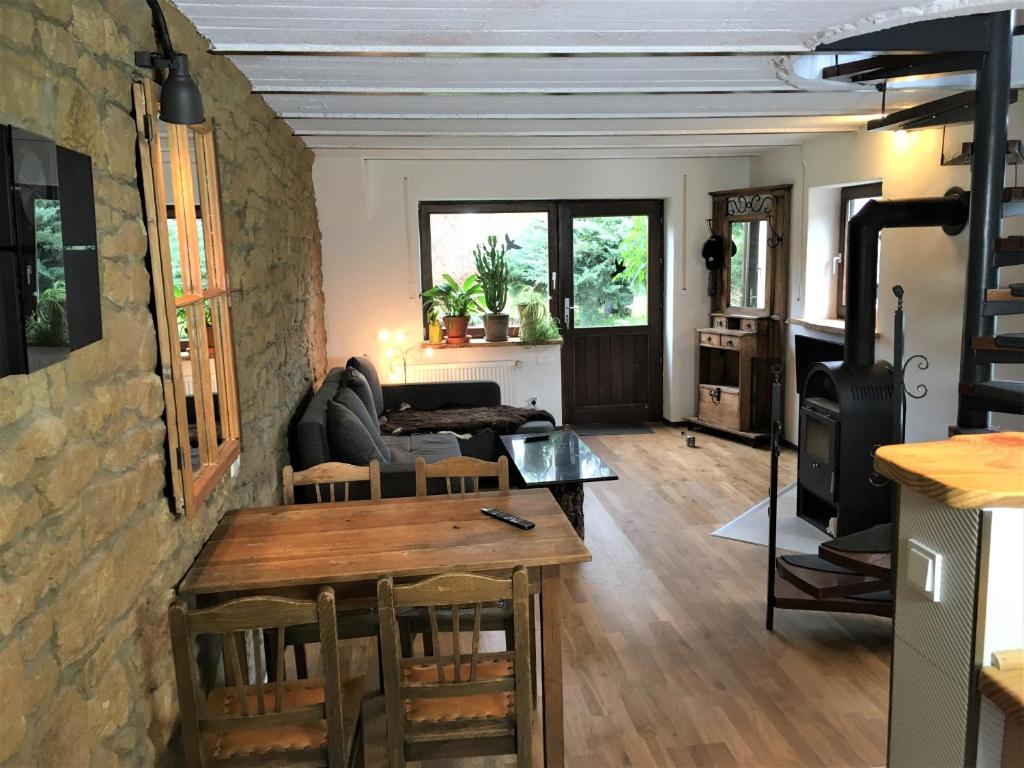 una sala de estar con un sofá y una mesa en Haus Rothenberg, en Nohfelden