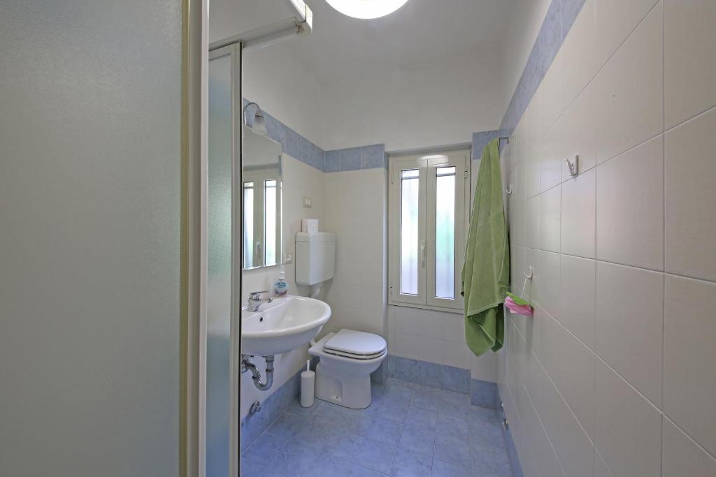 A bathroom at Villenpark Sanghen